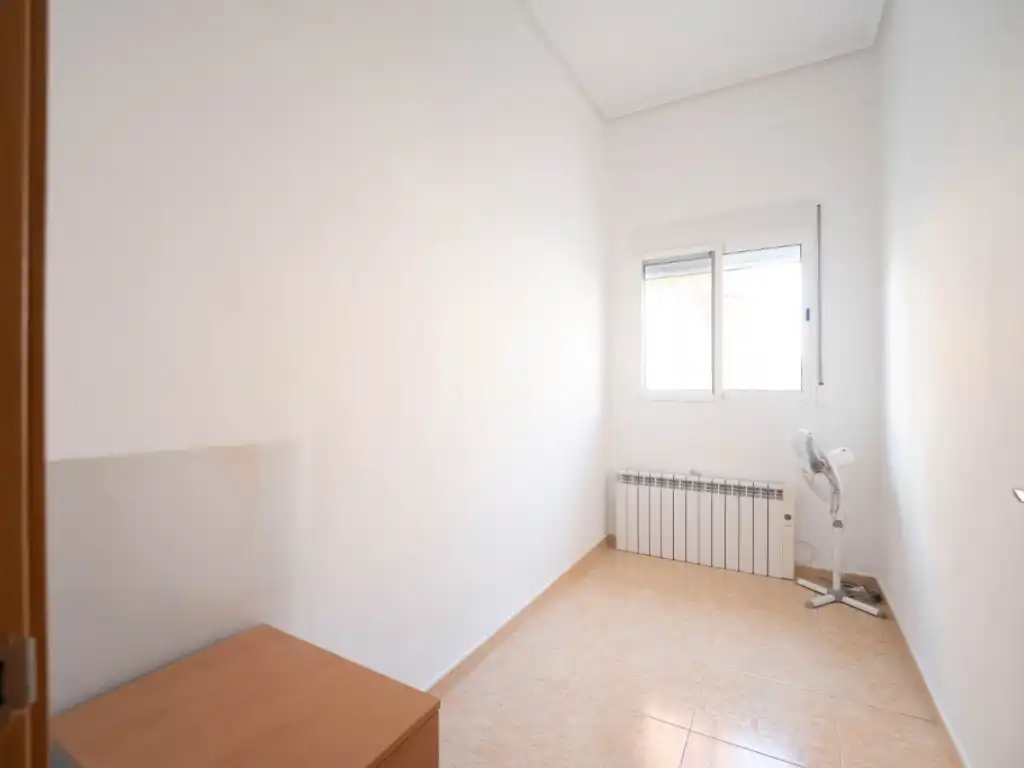 Habitación de Planta baja en venta en La Pobla de Vallbona con Aire acondicionado, Calefacción y Terraza