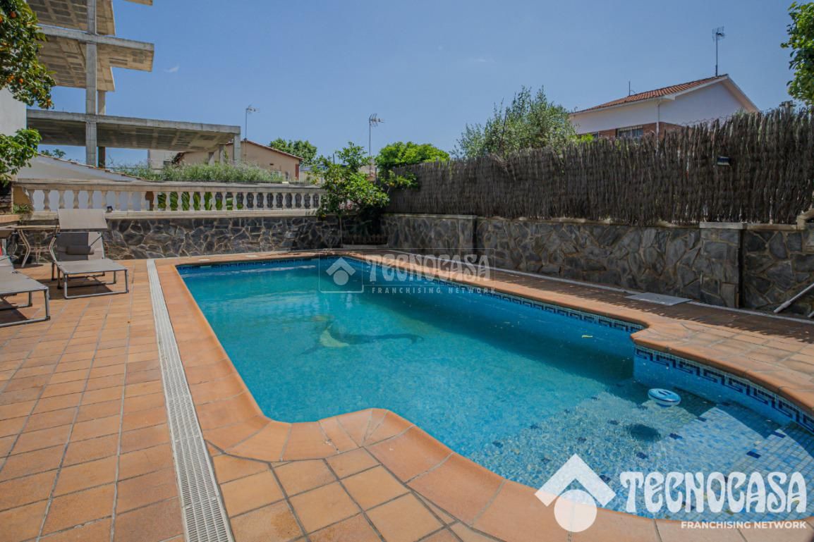 Piscina de Casa adosada en venda en Ripollet amb Calefacció, Terrassa i Piscina