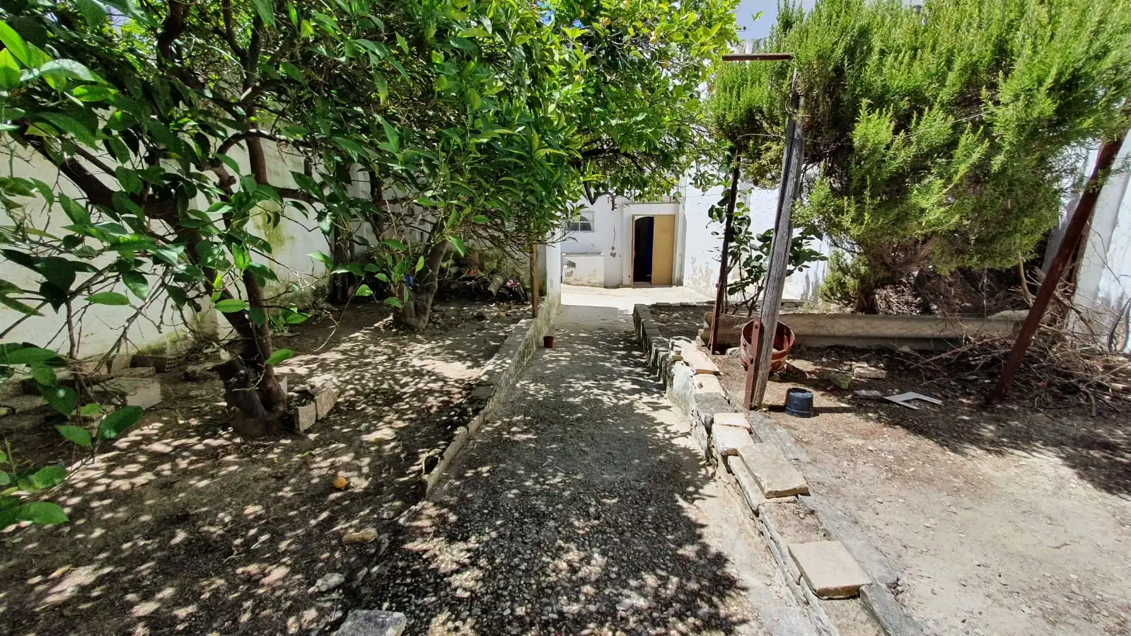 Vista exterior de Casa o xalet en venda en Fernán-Núñez amb Jardí privat, Traster i Balcó