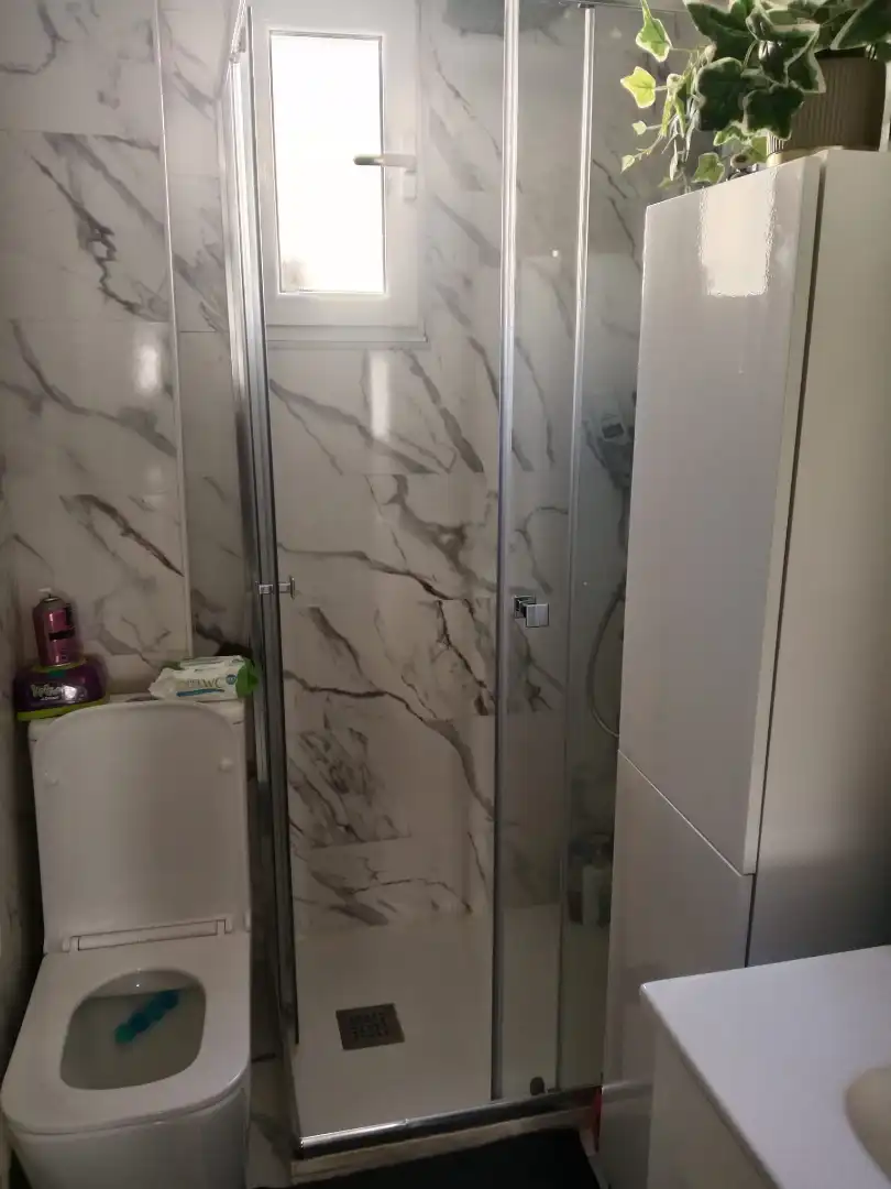 Bany de Pis en venda en Oviedo  amb Calefacció i Moblat