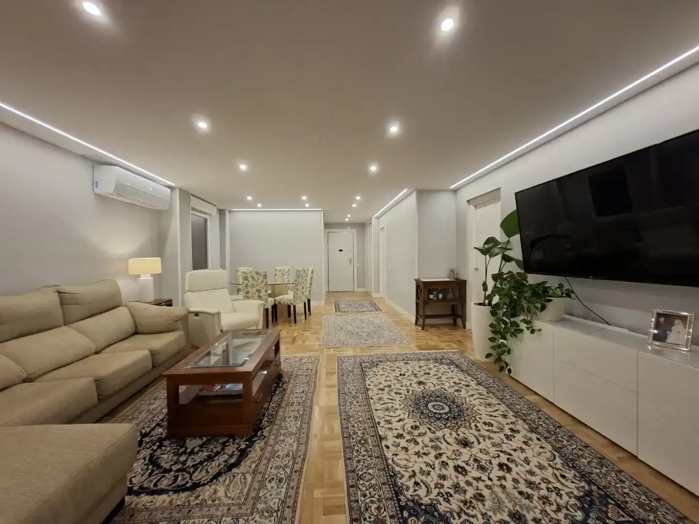 Sala d'estar de Pis en venda en  Madrid Capital amb Aire condicionat i Piscina