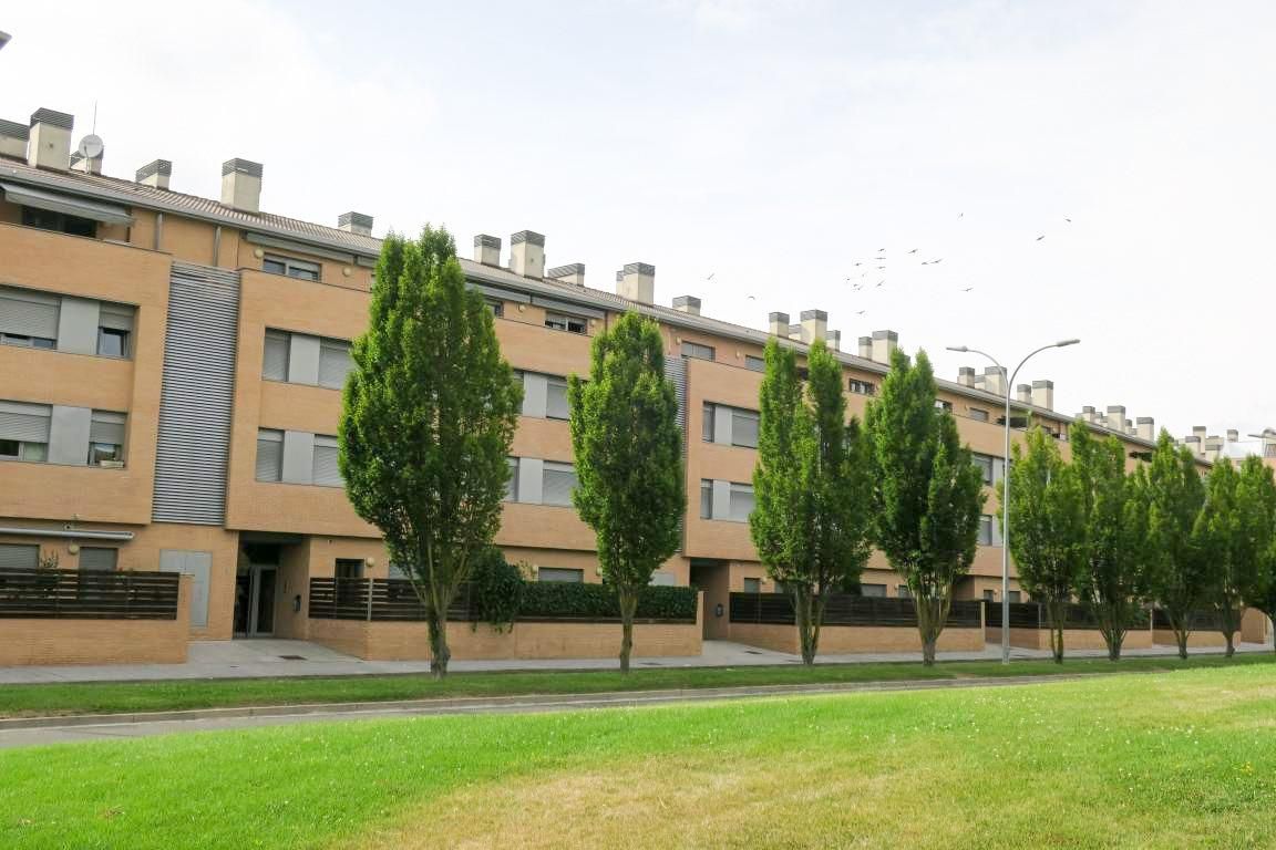 Vista exterior de Ático en venta en Aranguren con Calefacción, Parquet y Terraza