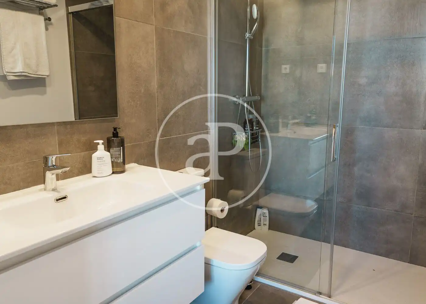 Badezimmer von Dachboden zur Miete in Barcelona mit Klimaanlage, Heizung und Terrasse