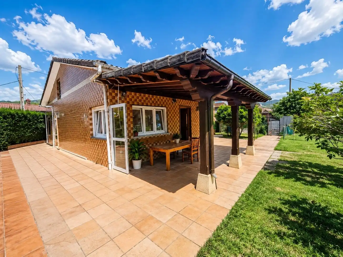 Terrassa de Casa o xalet en venda en Los Corrales de Buelna  amb Calefacció, Jardí privat i Traster