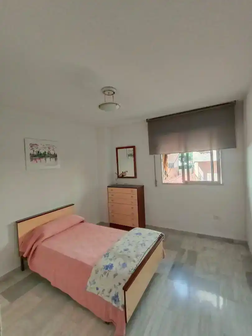 Dormitori de Pis de lloguer en Granada amb Aire condicionat, Jardí privat i Moblat
