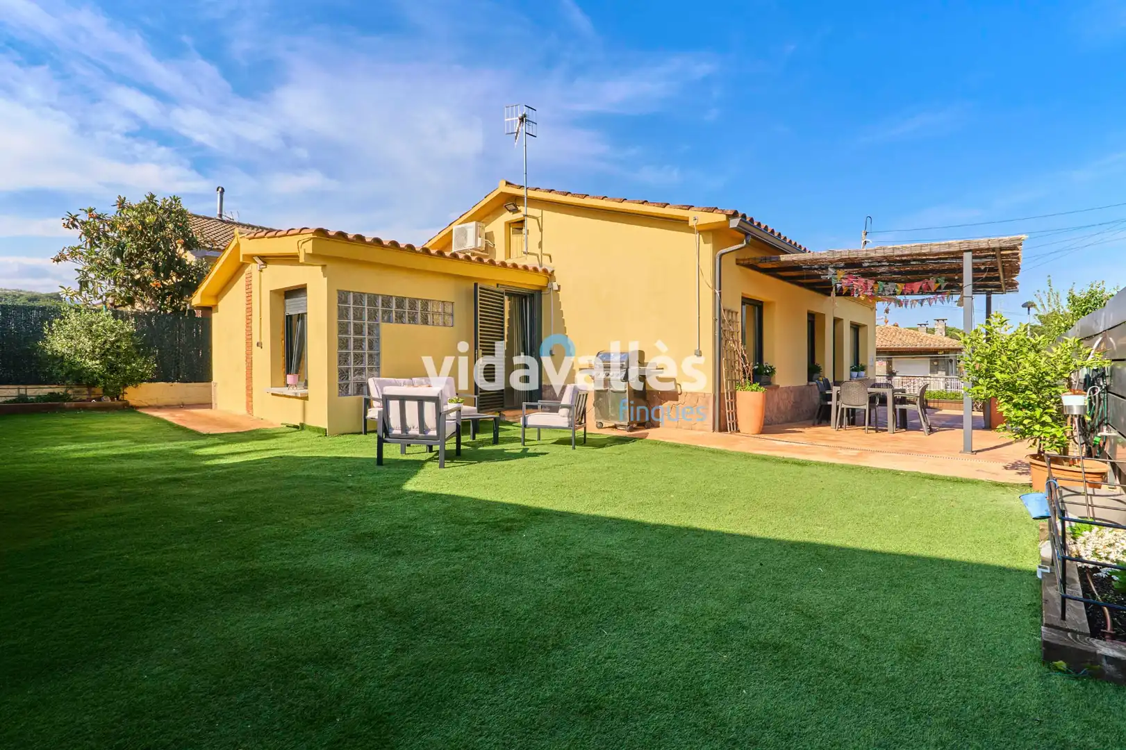Außenansicht von Haus oder Chalet zum Verkauf in Llinars del Vallès mit Klimaanlage, Heizung und Privatgarten