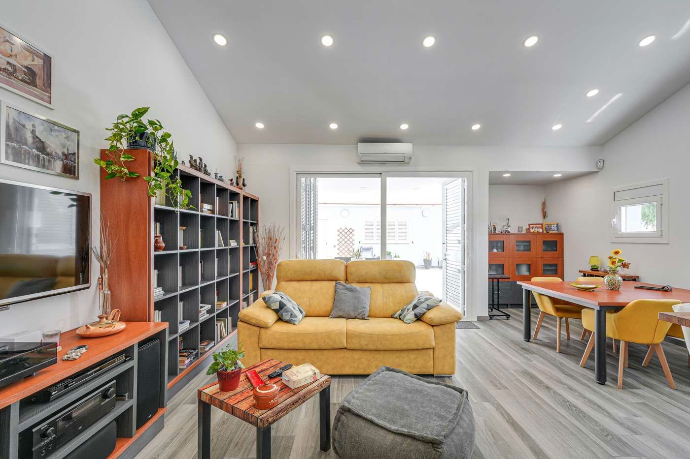 Sala d'estar de Casa adosada en venda en Sabadell amb Aire condicionat, Terrassa i Traster