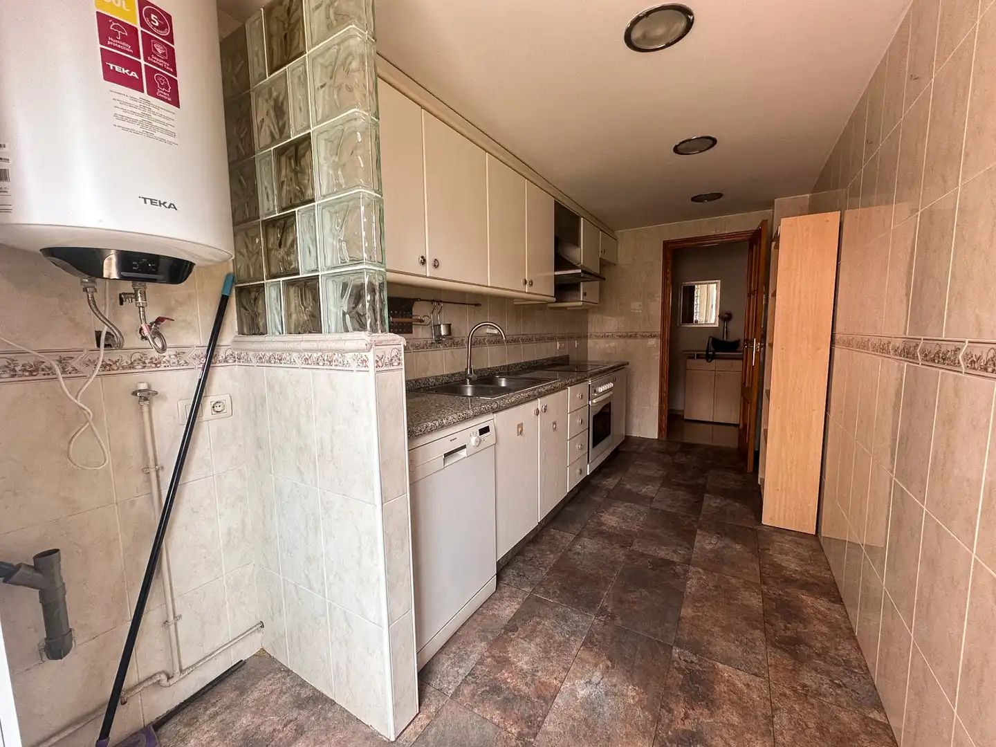 Küche von Wohnung zum Verkauf in Castellón de la Plana / Castelló de la Plana mit Klimaanlage, Abstellraum und Balkon