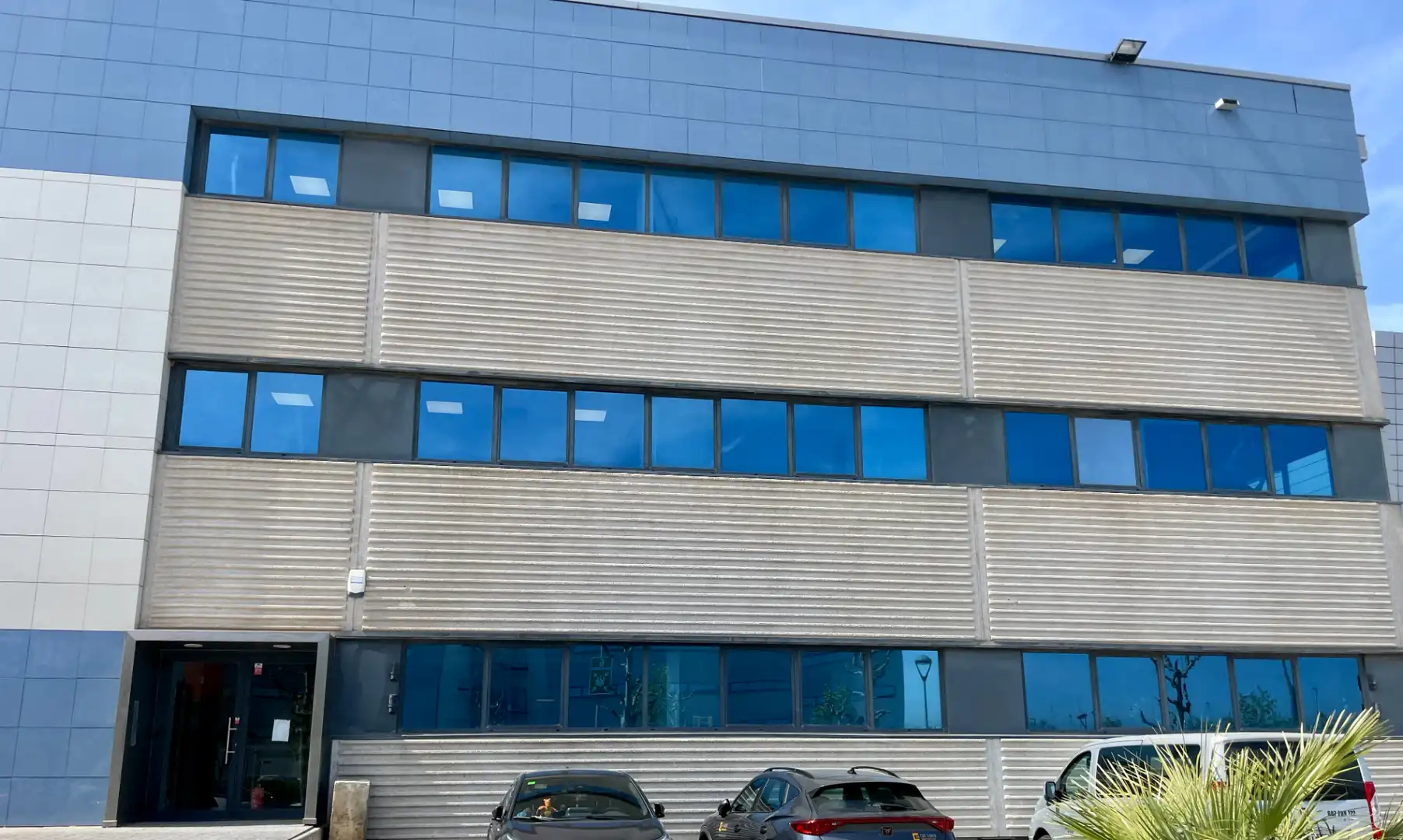 Vista exterior de Oficina de alquiler en El Prat de Llobregat con Aire acondicionado, Calefacción y Alarma