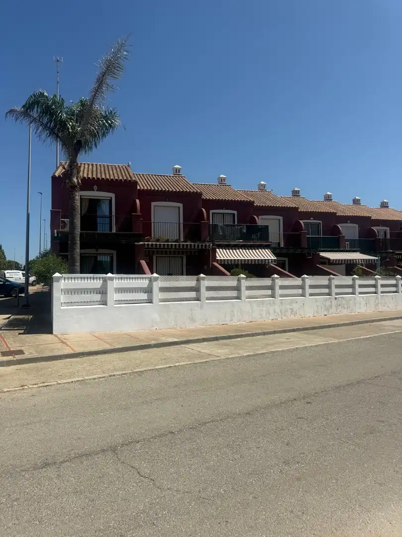 Vista exterior de Casa adosada en venda en Chiclana de la Frontera amb Aire condicionat, Calefacció i Jardí privat