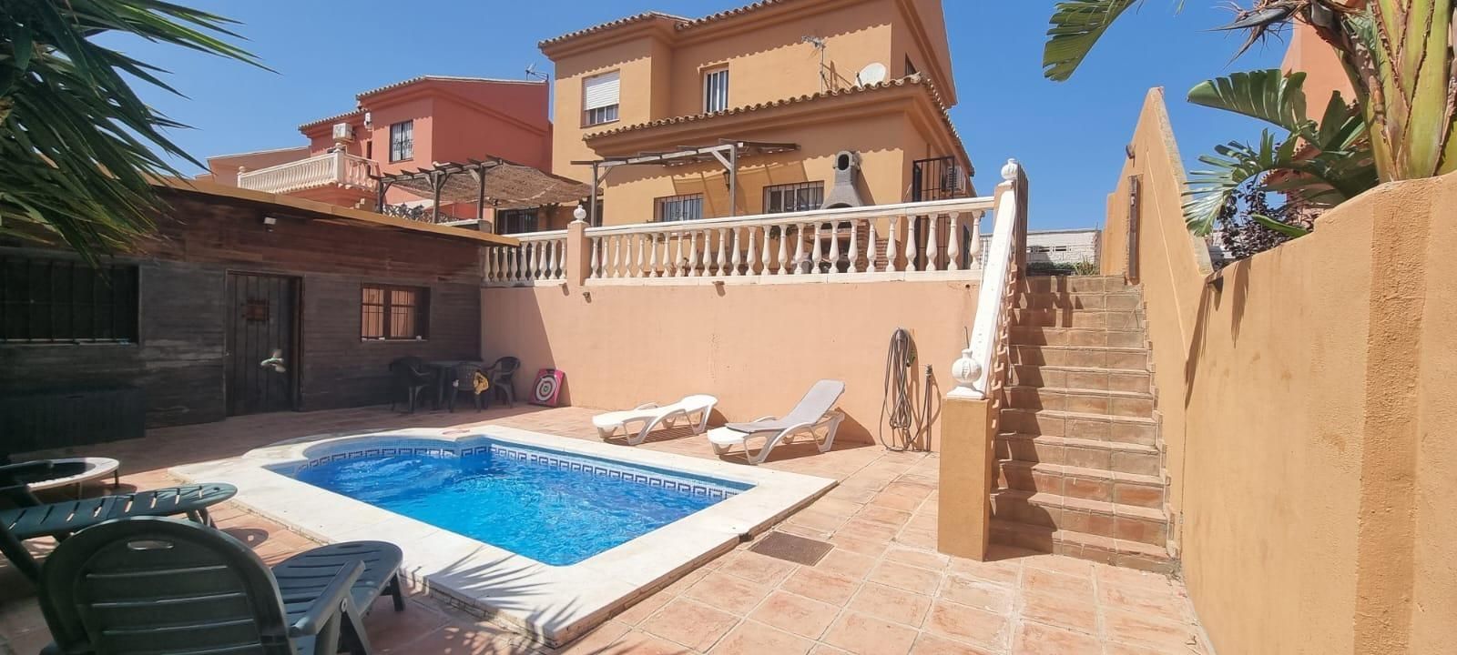 Vista exterior de Casa adosada en venda en La Línea de la Concepción amb Jardí privat, Piscina i Balcó