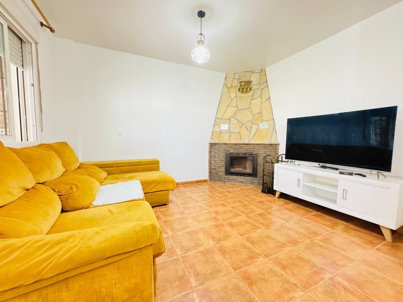 Sala d'estar de Casa adosada en venda en Algeciras amb Jardí privat