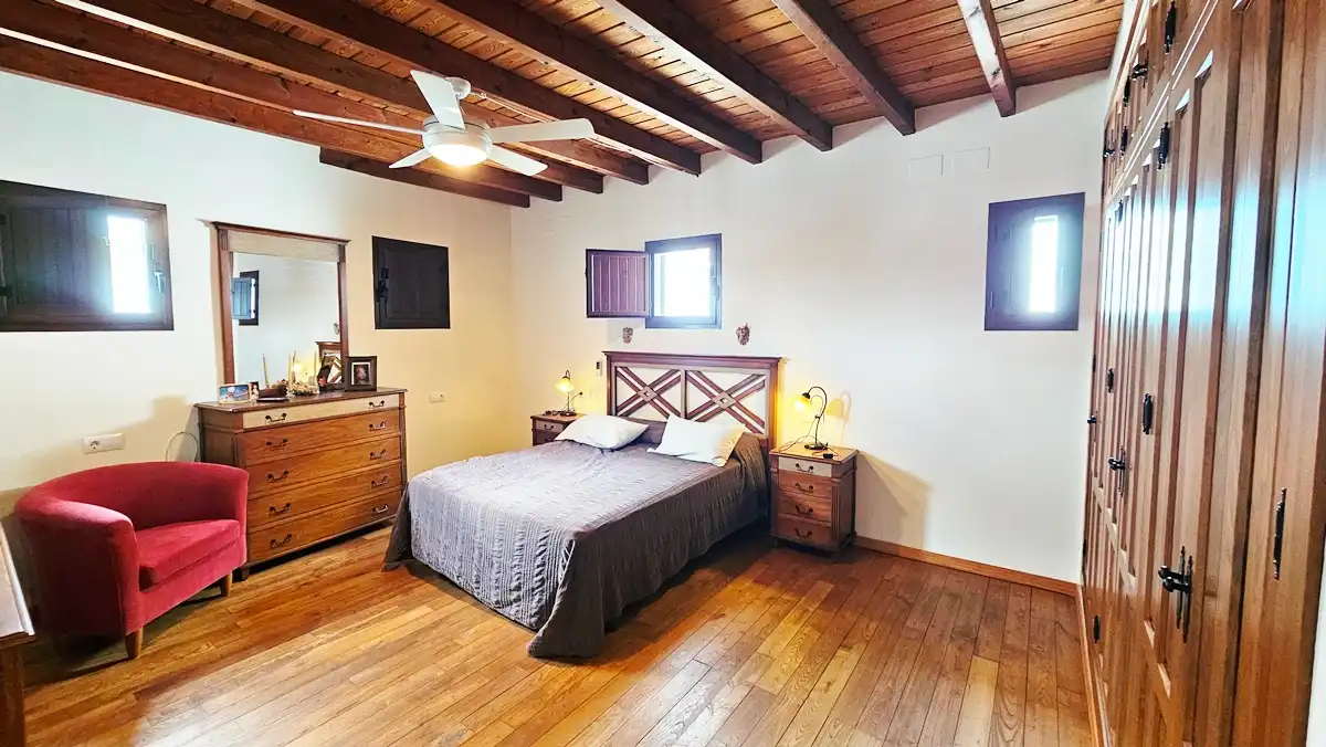Dormitori de Casa o xalet en venda en Linares de la Sierra amb Traster