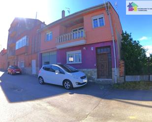 Vista exterior de Casa o xalet en venda en Carrizo amb Jardí privat, Parquet i Terrassa