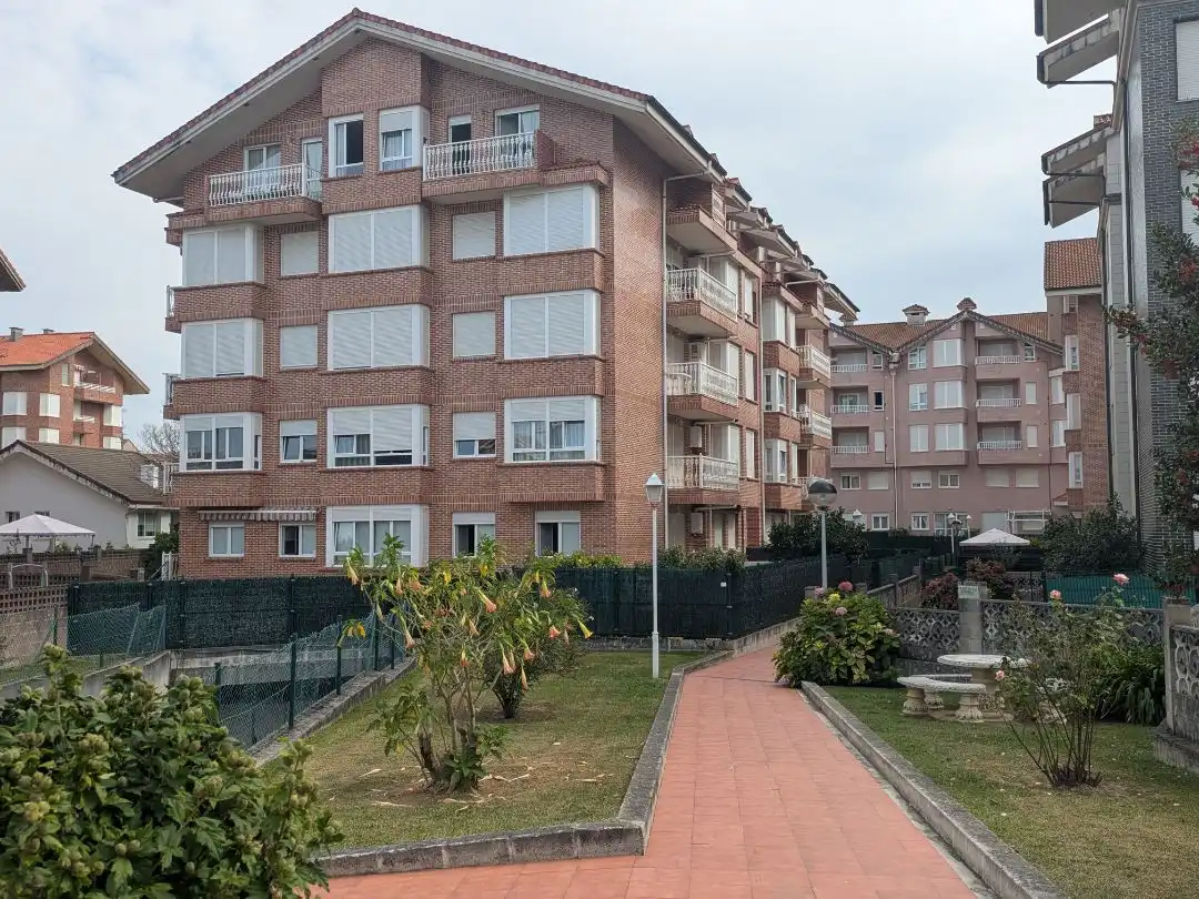 Vista exterior de Pis en venda en Noja amb Terrassa, Piscina i Balcó