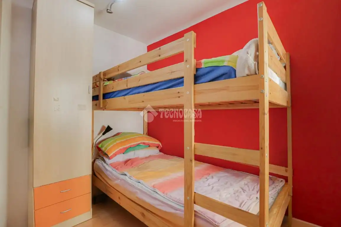Dormitori de Pis en venda en Badalona amb Aire condicionat, Parquet i Moblat
