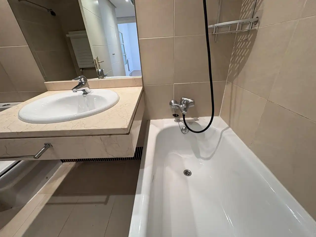 Badezimmer von Wohnung zur Miete in Madrid mit Klimaanlage, Heizung und Parkett