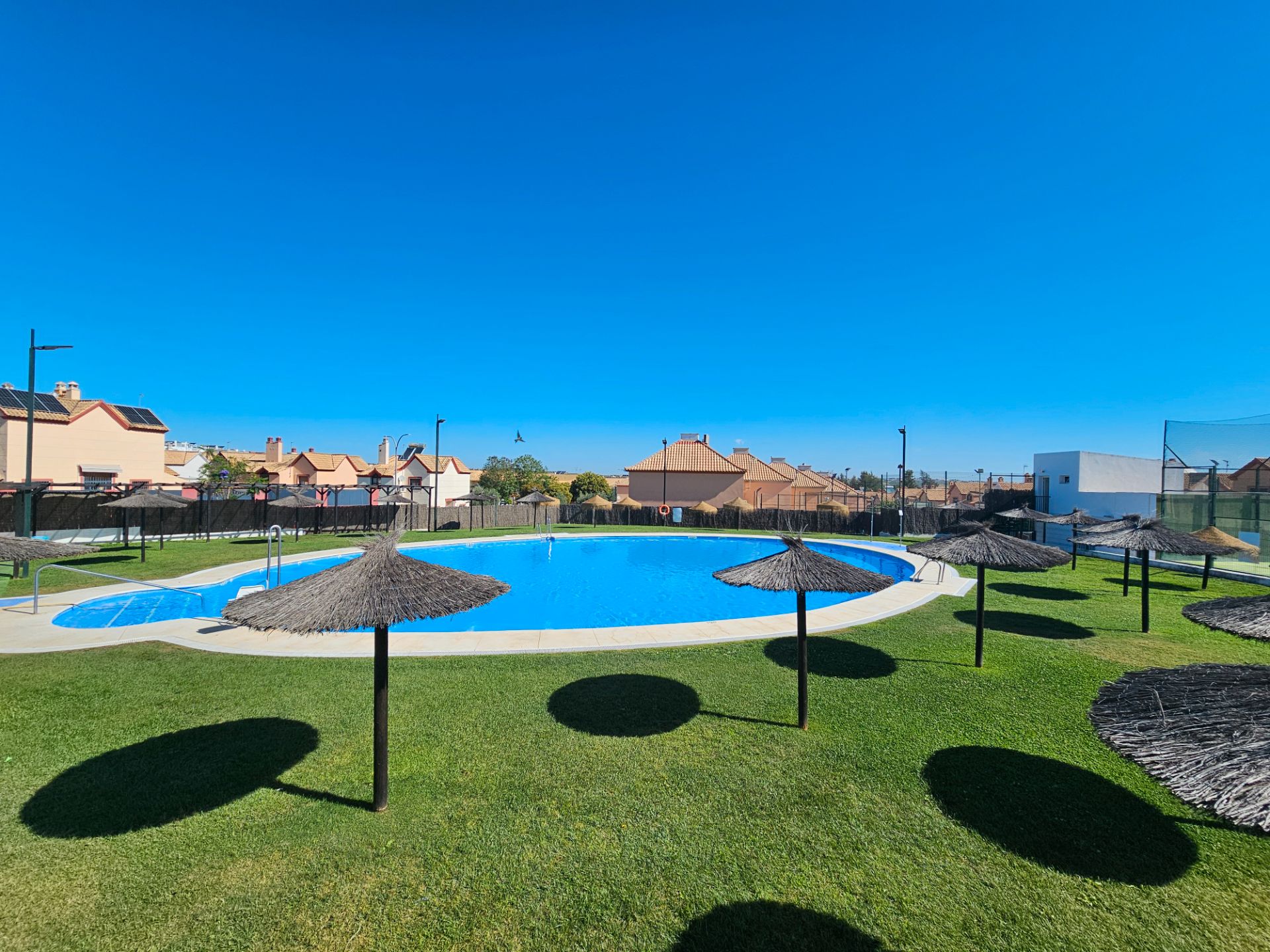 Piscina de Casa adosada en venda en Espartinas amb Aire condicionat, Calefacció i Jardí privat