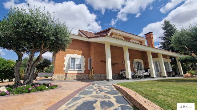 Casa-chalet en Venta en Avenida del Pinar en Campo Real