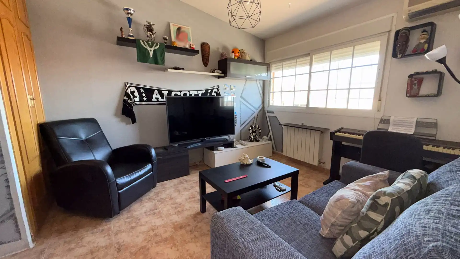 Sala de estar de Casa adosada en venta en Villa del Prado con Aire acondicionado y Terraza