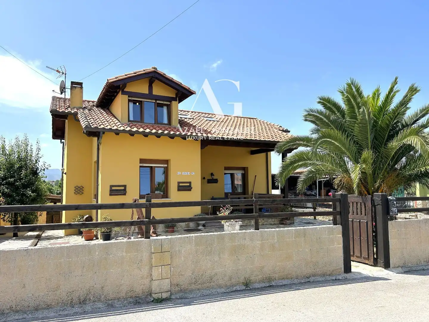 Vista exterior de Casa o xalet en venda en San Vicente de la Barquera amb Calefacció, Jardí privat i Terrassa