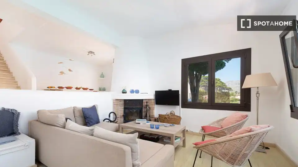 Sala d'estar de Apartament per a compartir en Pollença amb Aire condicionat, Terrassa i Moblat