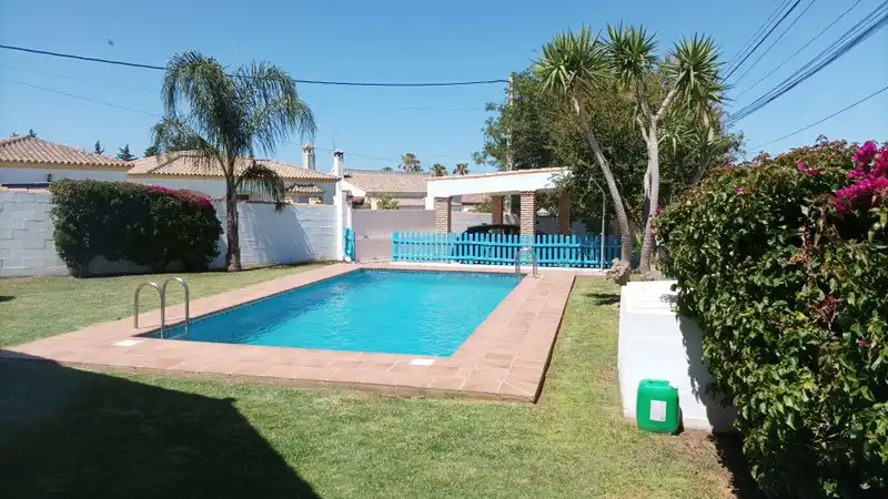Piscina de Casa o xalet en venda en Chiclana de la Frontera amb Aire condicionat, Calefacció i Jardí privat