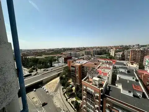 Außenansicht von Wohnung zur Miete in  Madrid Capital mit Balkon