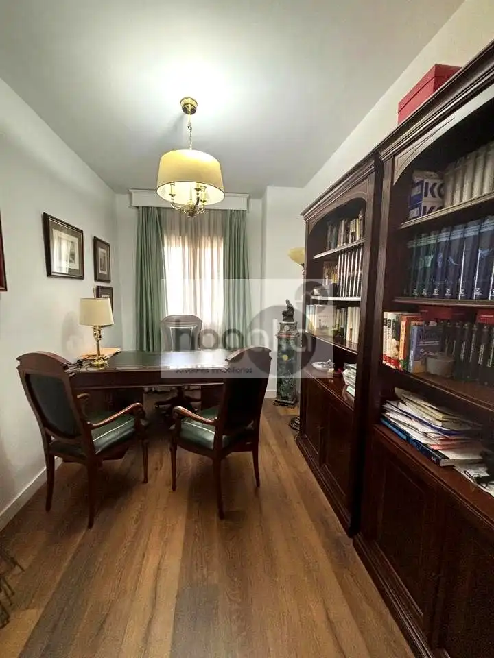 Wohnung zum Verkauf in Sevilla mit Klimaanlage, Terrasse und Gemeinschaftspool