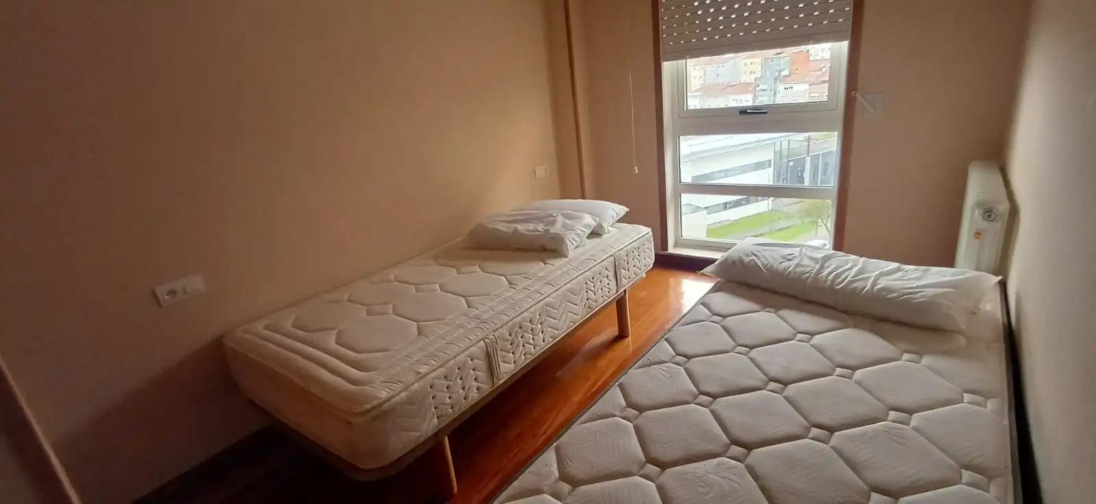 Habitación de Piso de alquiler en Santiago de Compostela  con Calefacción, Jardín privado y Trastero