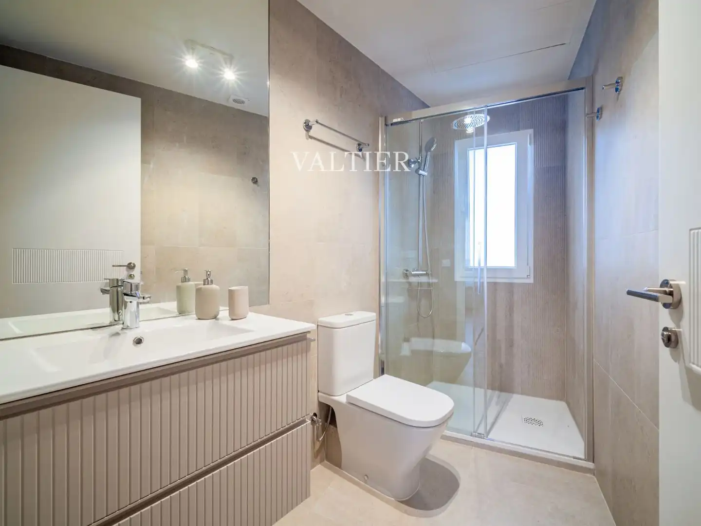 Bathroom of Flat for rent in Madrid  with Terrace and Furnished