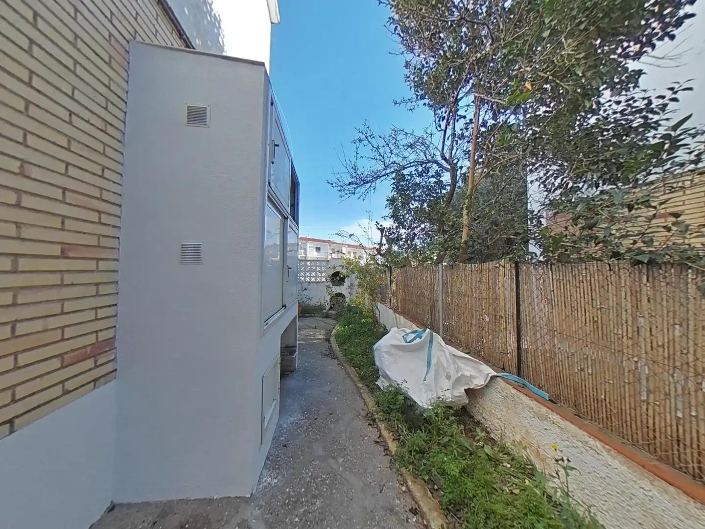 Außenansicht von Einfamilien-Reihenhaus zum Verkauf in El Vendrell mit Privatgarten und Parkett