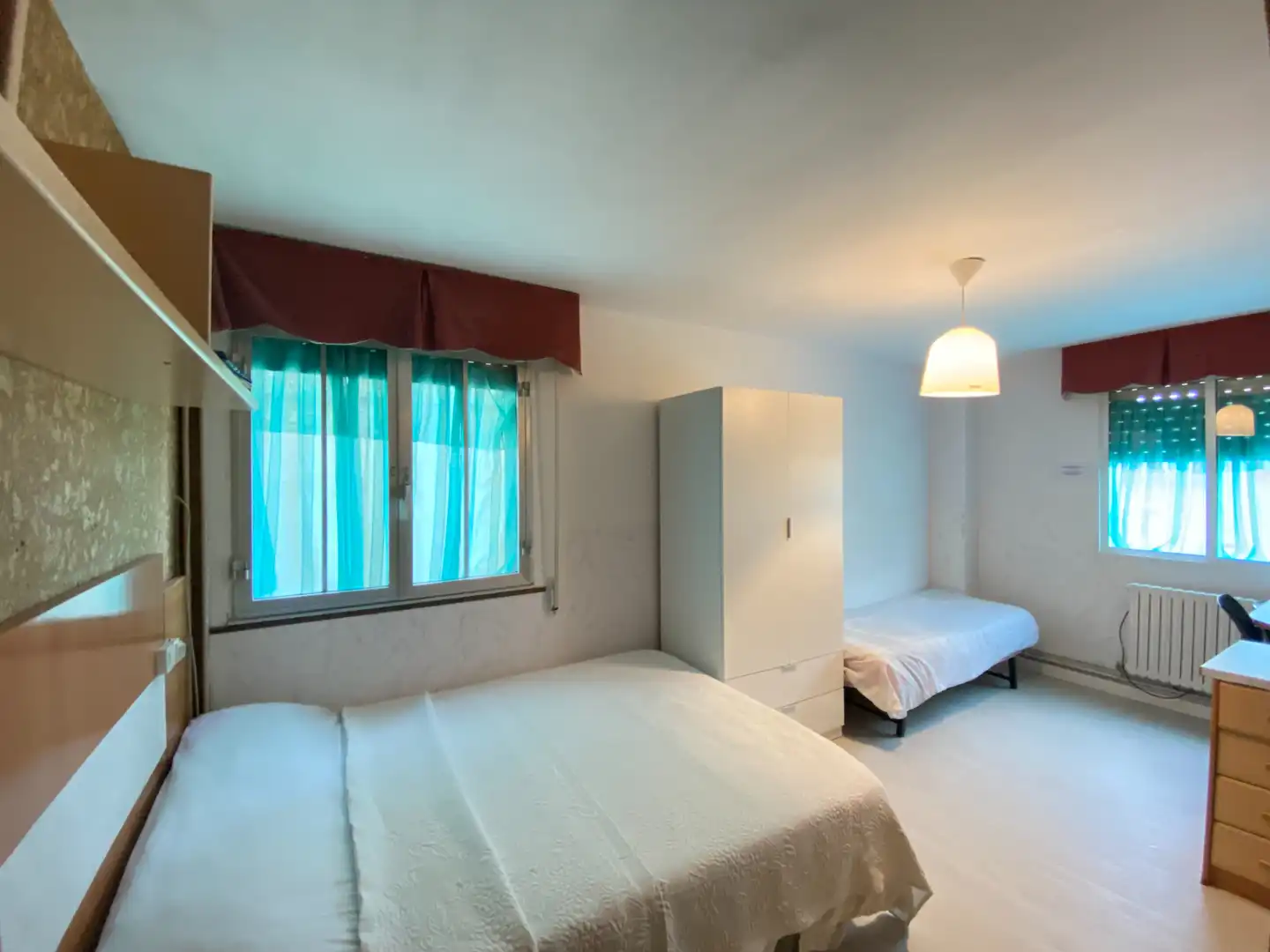 Habitación de Casa adosada en venta en Santiago de Compostela  con Calefacción, Trastero y Amueblado