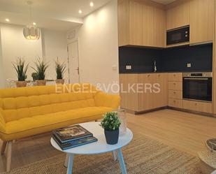 Sala d'estar de Apartament de lloguer en  Madrid Capital amb Aire condicionat, Calefacció i Moblat