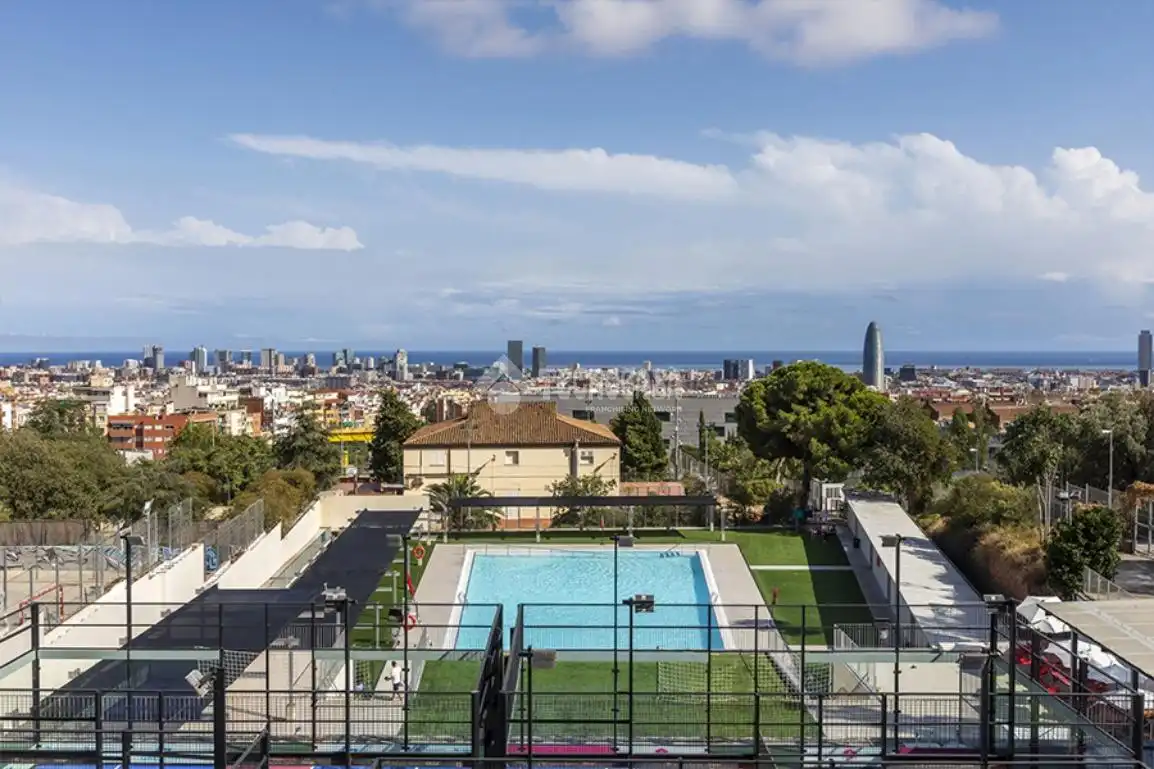 Piscina de Pis en venda en Barcelona amb Calefacció