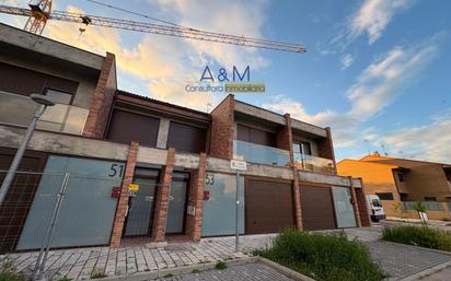Vista exterior de Casa adosada en venda en Laguna de Duero amb Calefacció, Jardí privat i Terrassa