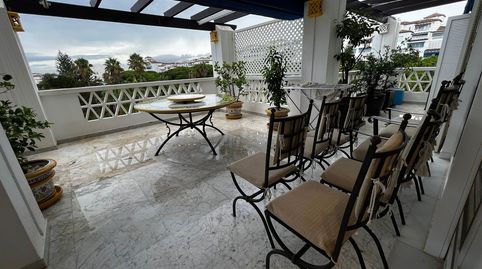 Exclusivo apartamento de lujo en primera línea de playa en Puerto Banús, Marbella