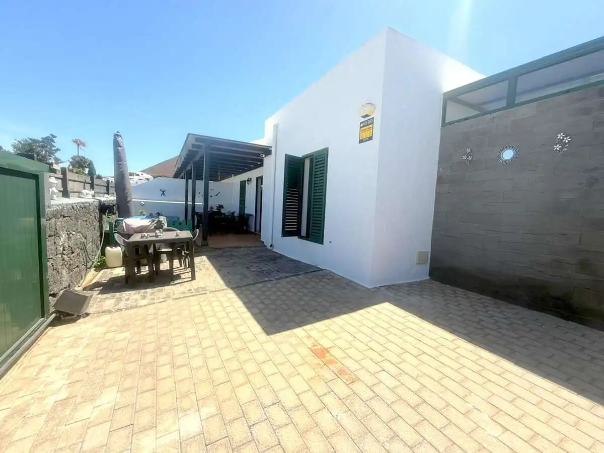 Vista exterior de Casa o xalet en venda en Teguise amb Jardí privat, Terrassa i Forn
