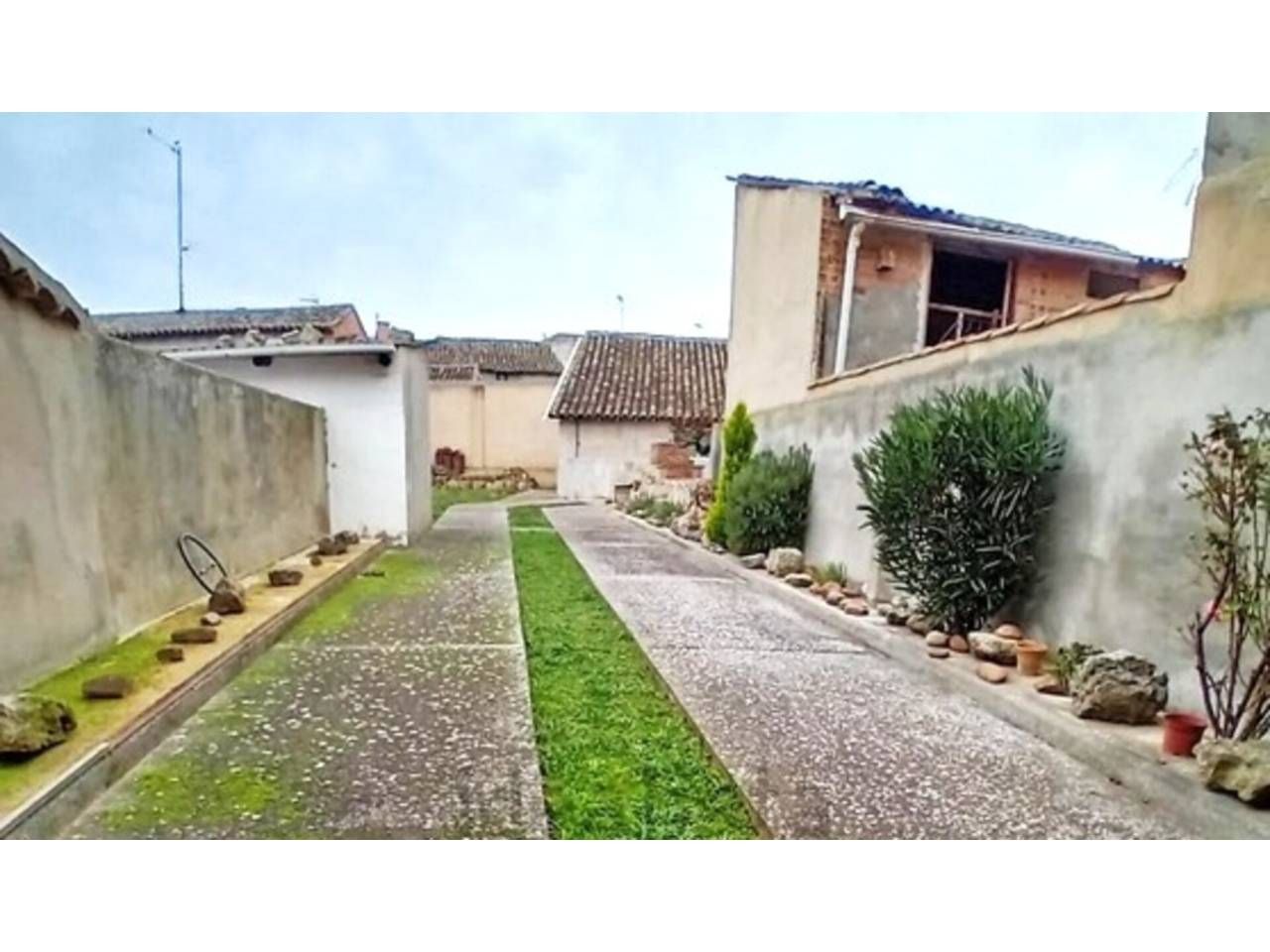 Vista exterior de Casa o xalet en venda en Castromocho amb Jardí privat i Moblat