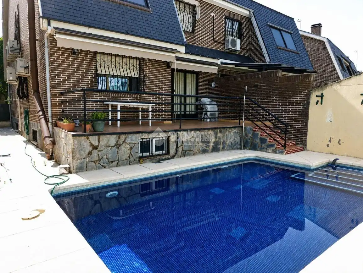 Piscina de Casa adosada en venta en Fuenlabrada con Calefacción