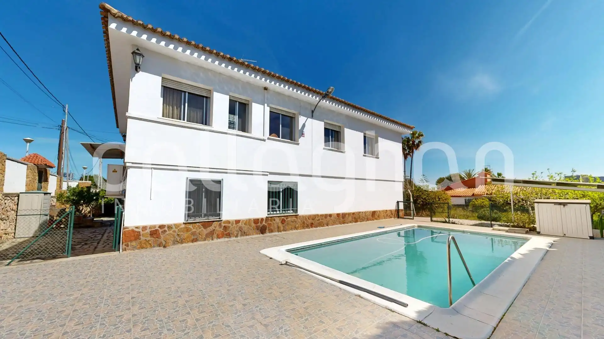 Vista exterior de Casa o xalet en venda en Chiva amb Aire condicionat, Jardí privat i Terrassa