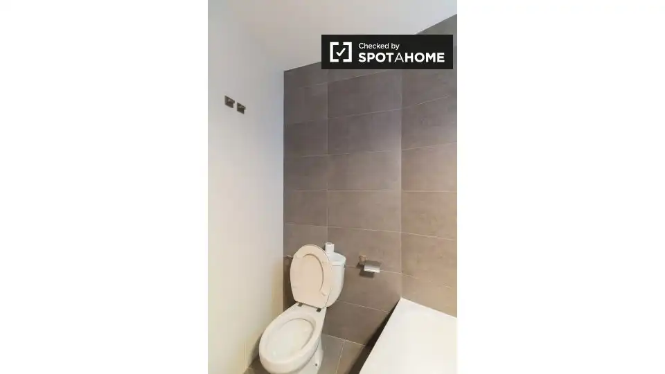 Bathroom of Flat for share in Barcelona  with Air Conditioner, Heating and Furnished
