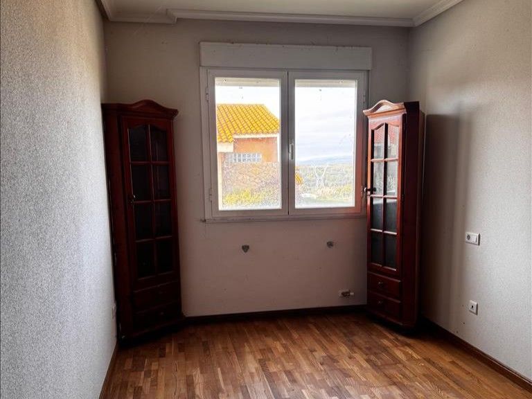 Dormitori de Casa o xalet en venda en Valverde de la Virgen amb Jardí privat