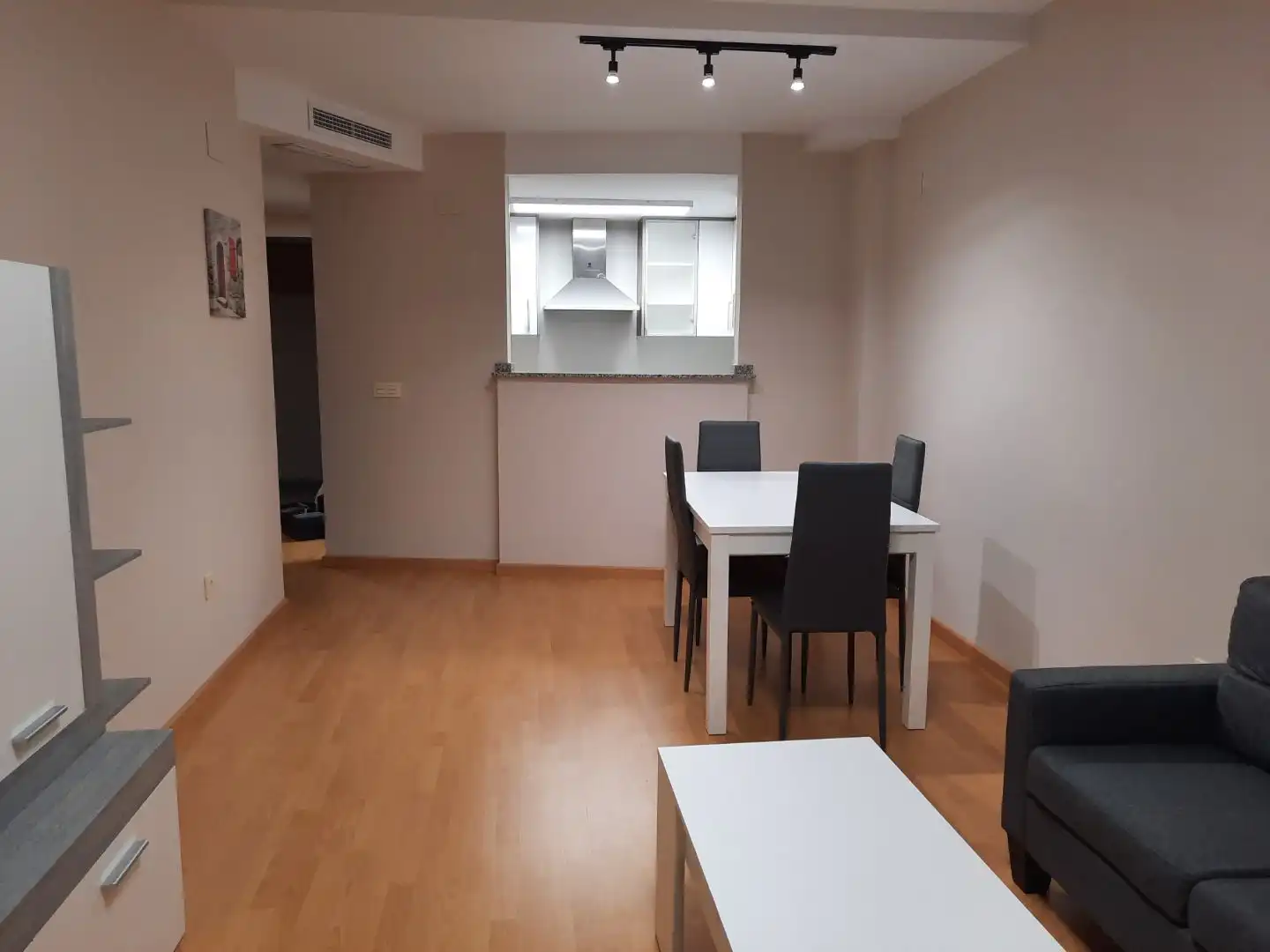 Menjador de Pis de lloguer en La Pobla de Vallbona amb Parquet, Moblat i Forn