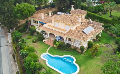 Vista exterior de Casa o xalet en venda en Estepona amb Aire condicionat, Terrassa i Piscina