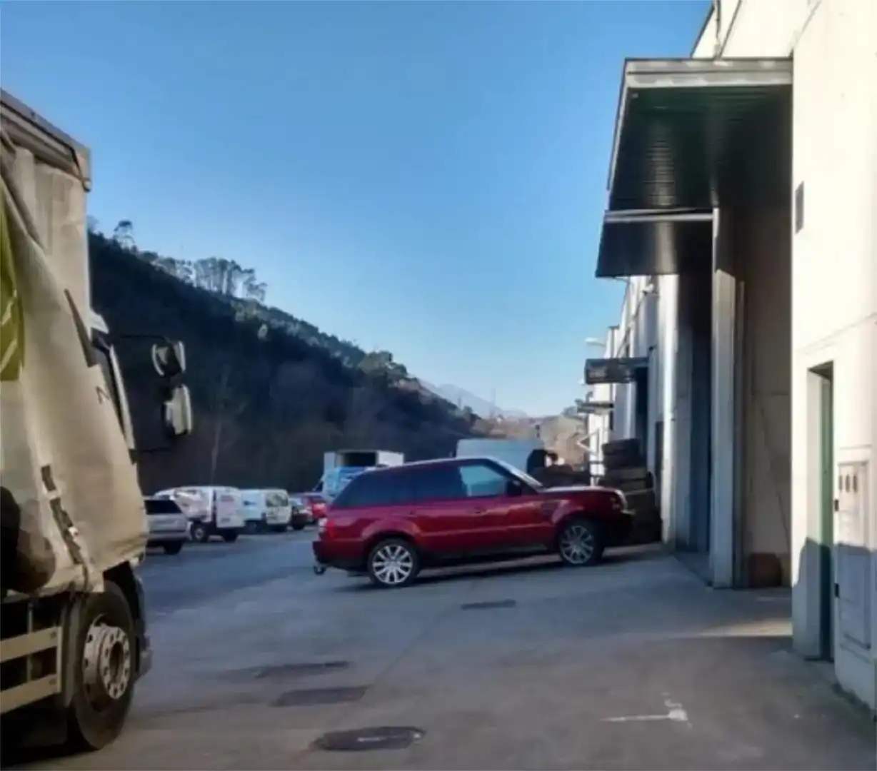 Parkplatz von Fabrikhallen zur Miete in Val de San Vicente , Cantabria