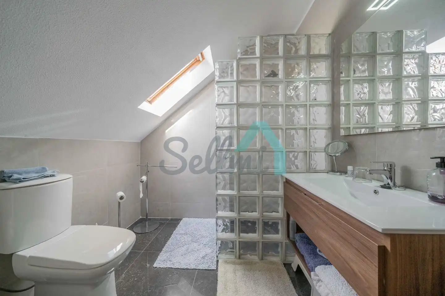 Bany de Casa o xalet en venda en Oviedo  amb Calefacció, Jardí privat i Parquet