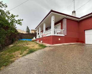 Vista exterior de Casa o xalet en venda en Huelves amb Piscina