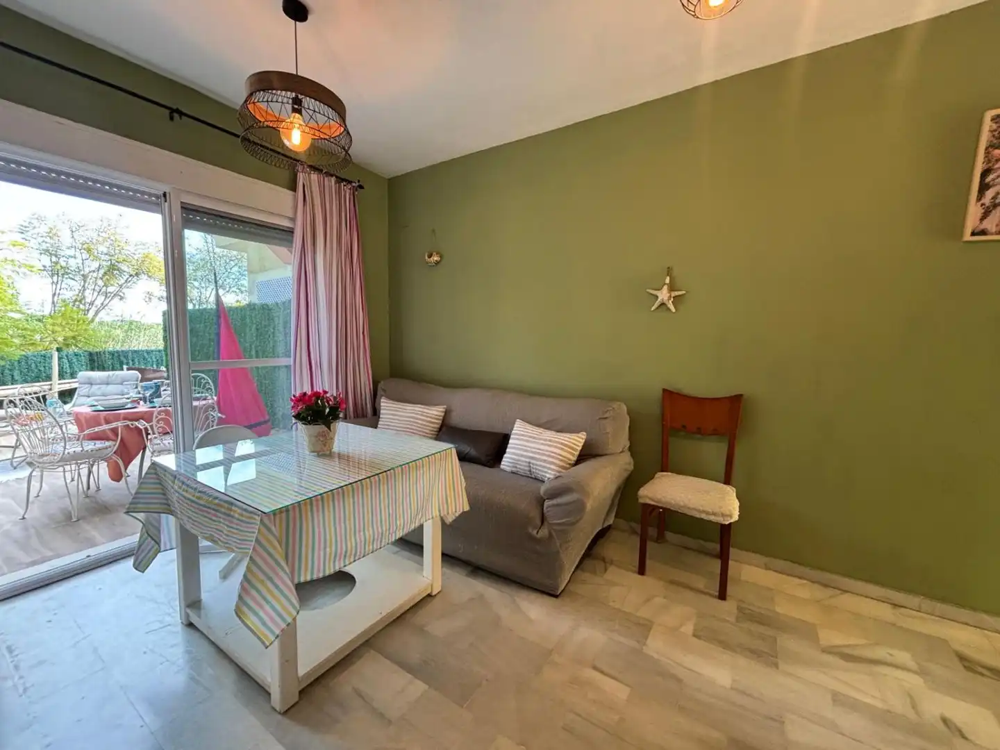 Sala de estar de Casa adosada en venta en Islantilla con Terraza, Trastero y Piscina comunitaria