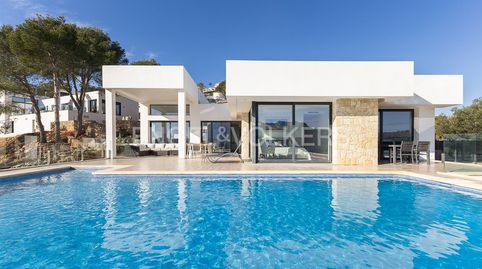 Villa moderna de lujo con vistas panorámicas y características de alta gama